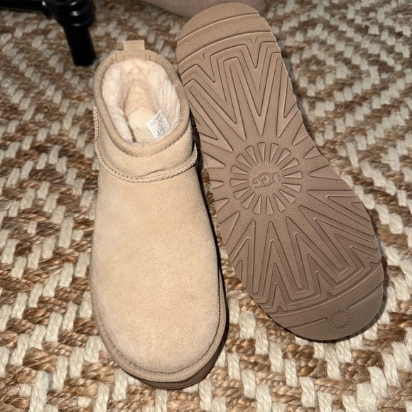 UGG Women’s Beige Boots - Picture 5 of 7